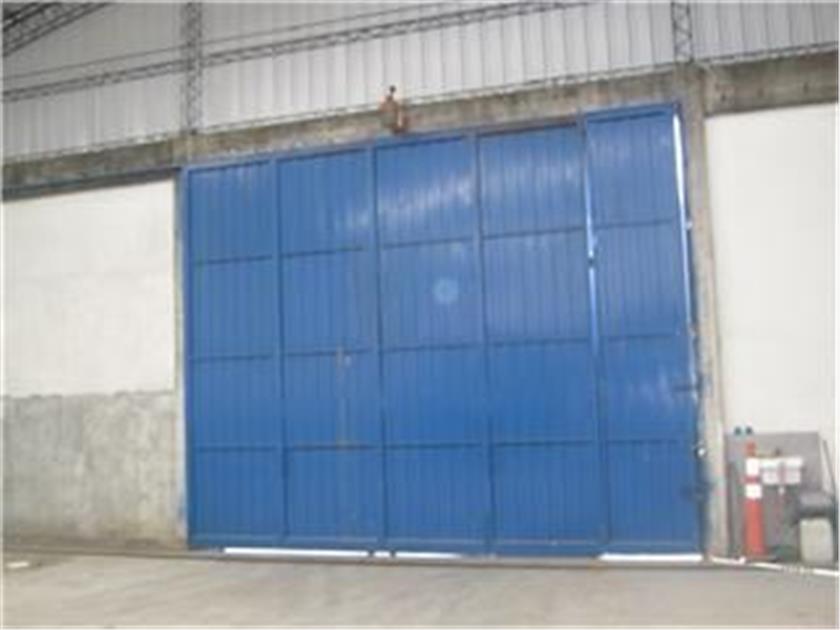 Excelente deposito de 800m2 cubiertos sobre lote 20x30/40 Entrada de camión 5x5 mts. Techo Parabólico 8mts alt. 2 oficinas c/ baño Cocina zonif: industrial Dominante.