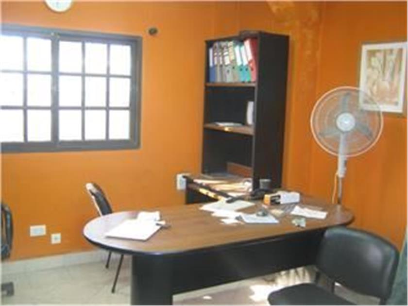 Excelente deposito de 800m2 cubiertos sobre lote 20x30/40 Entrada de camión 5x5 mts. Techo Parabólico 8mts alt. 2 oficinas c/ baño Cocina zonif: industrial Dominante. — foto 2