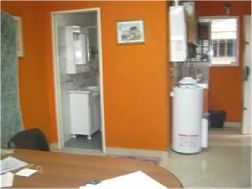 Excelente deposito de 800m2 cubiertos sobre lote 20x30/40 Entrada de camión 5x5 mts. Techo Parabólico 8mts alt. 2 oficinas c/ baño Cocina zonif: industrial Dominante. — foto 3
