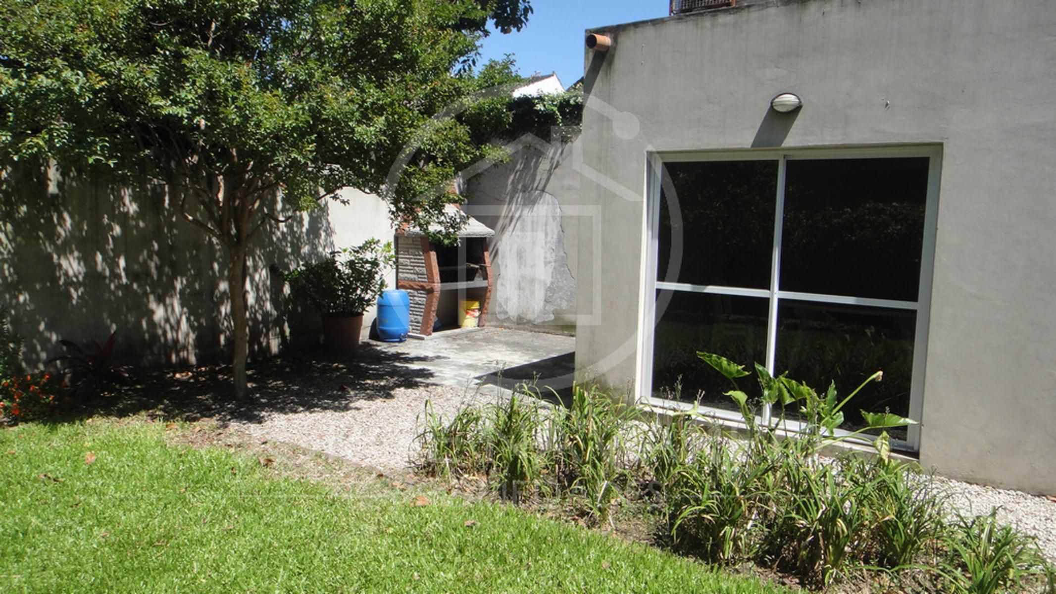 Amplio Monoambiente Divisible con Cochera Cubierta y Jardin - Villa Devoto - 15