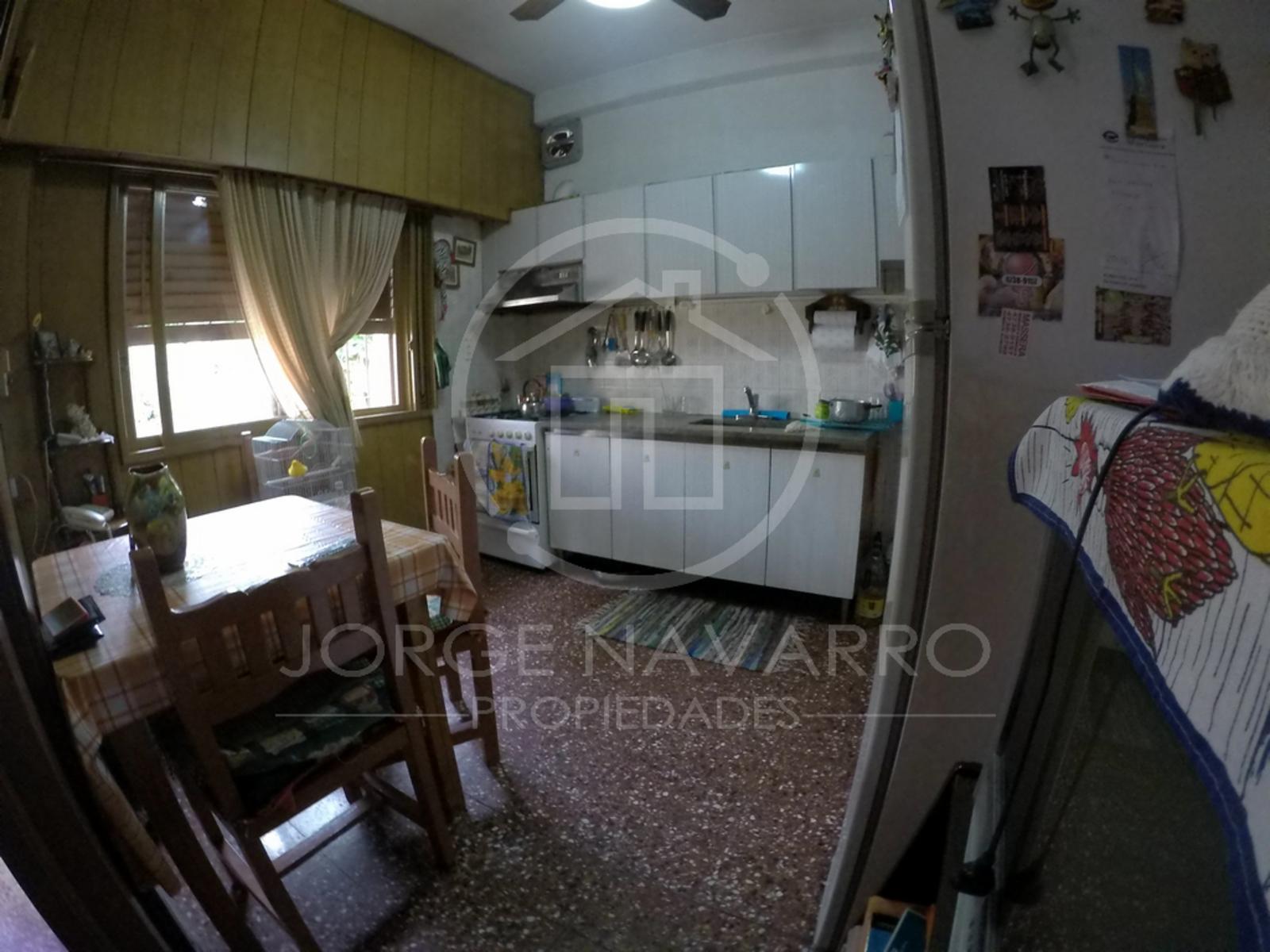 Muy Buena Casa Sobre Lote de 9.16x27.37 - Witcomb 1600 - Villa Ballester — foto 5