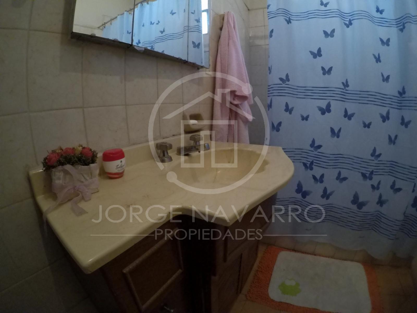 Muy Buena Casa Sobre Lote de 9.16x27.37 - Witcomb 1600 - Villa Ballester — foto 9