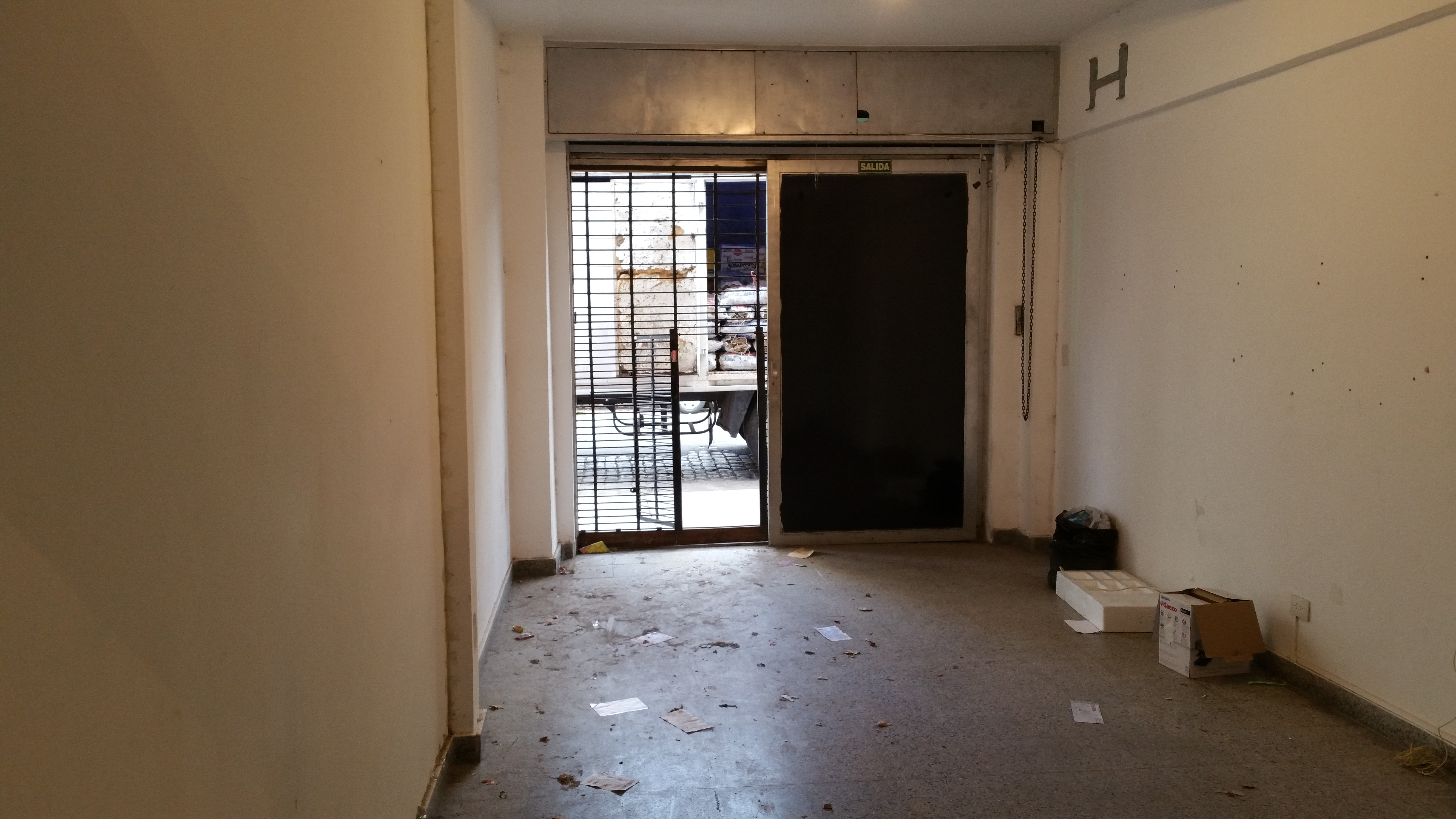 Exelente local en zona comercial a la callé de 78 metros cuadrados en dos plantas - 1