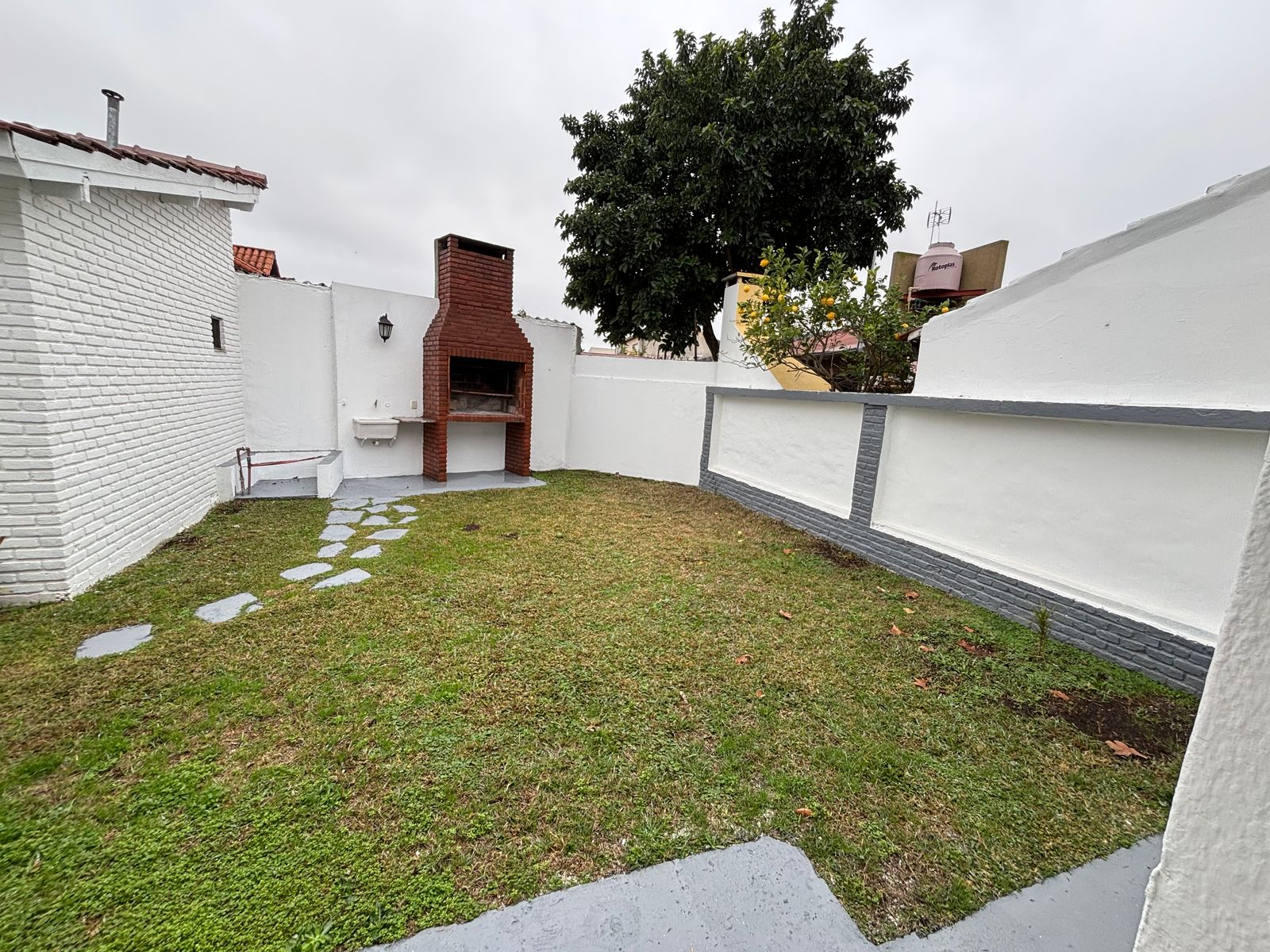 Alas Argentinas y Lilienthal, chalet sobre lote de 10 x 20 — foto 14