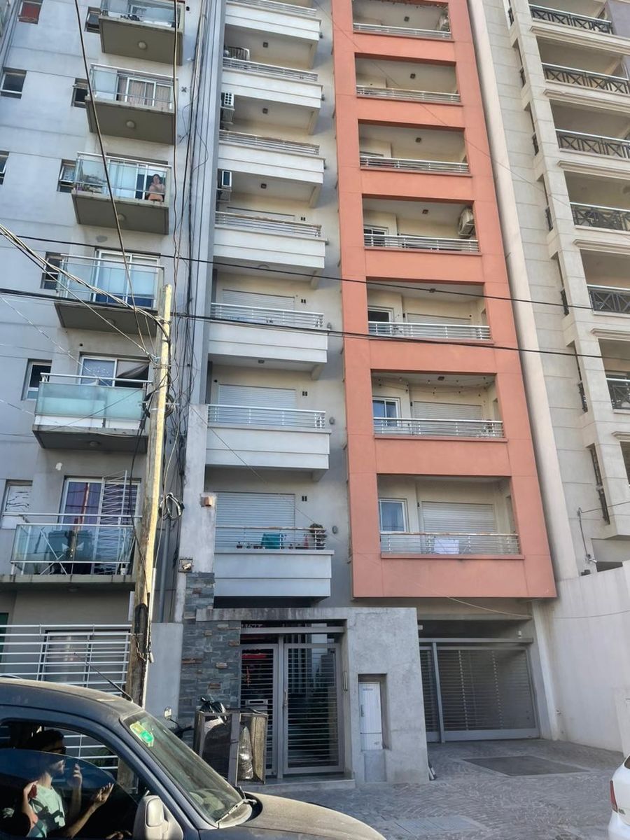EXCELENTE DEPARTAMENTO DE 2 AMBIENTES CASEROS CENTRO