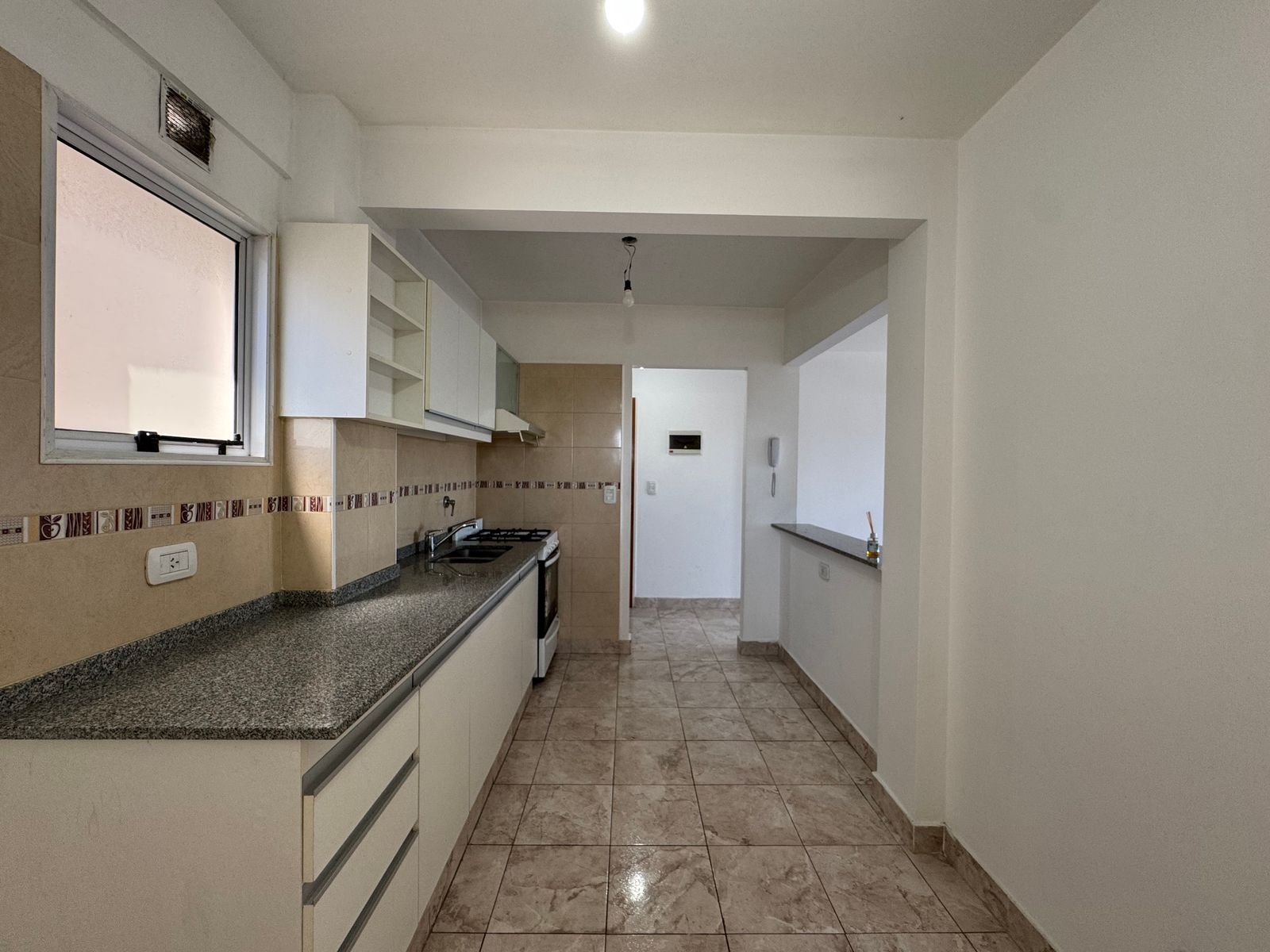 DEPARTAMENTO DE 2 AMBIENTES CON COCHERA — foto 3