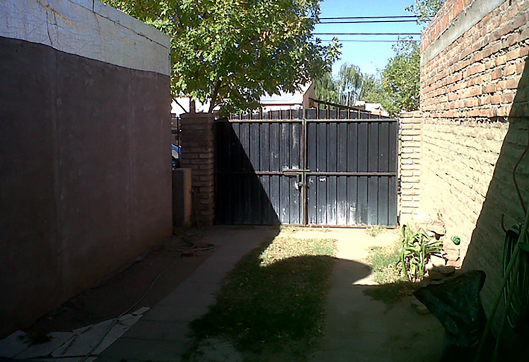 EXCELENTE CASA SOBRE CALLE J BONNET A MTS. DE AVDA. PILCOMAYO — foto 2