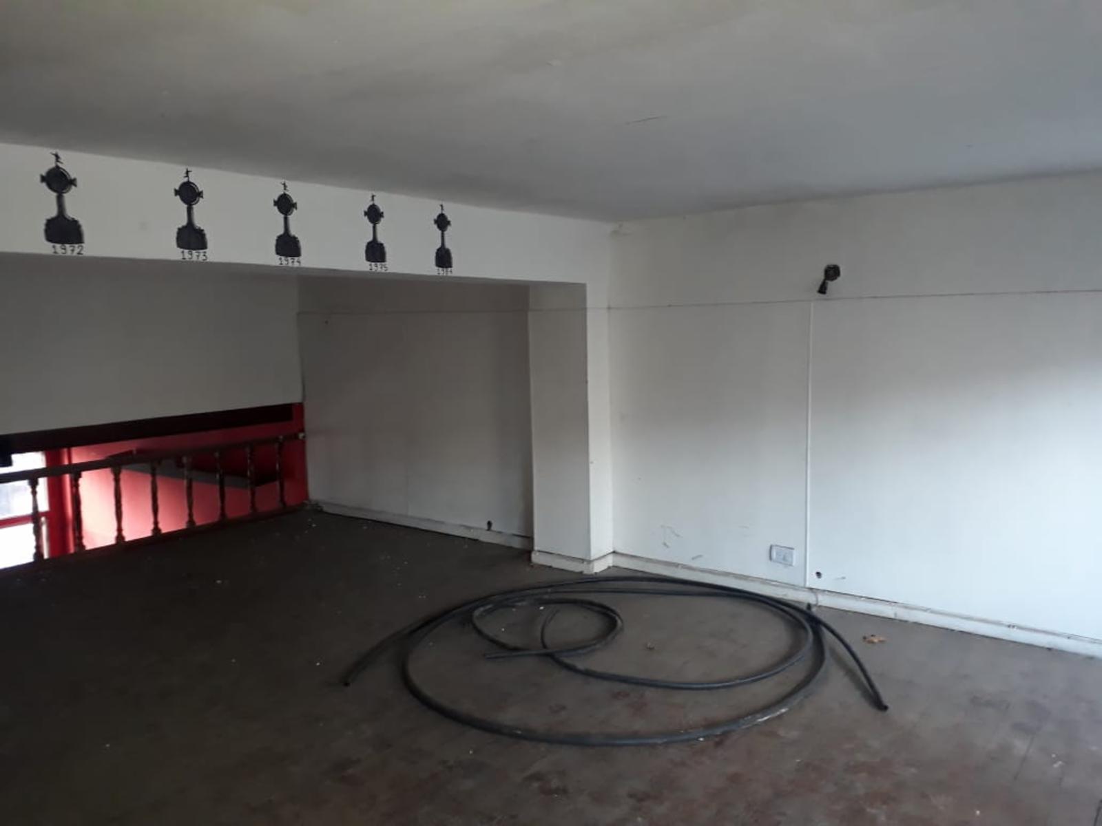 Venta de Local en excelente zona de Adrogué - 4