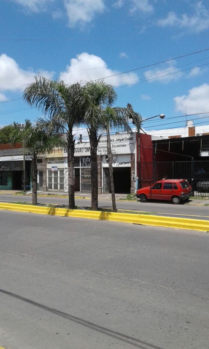 Alquiler de importante local sobre Hipólito Yrigoyen - 6