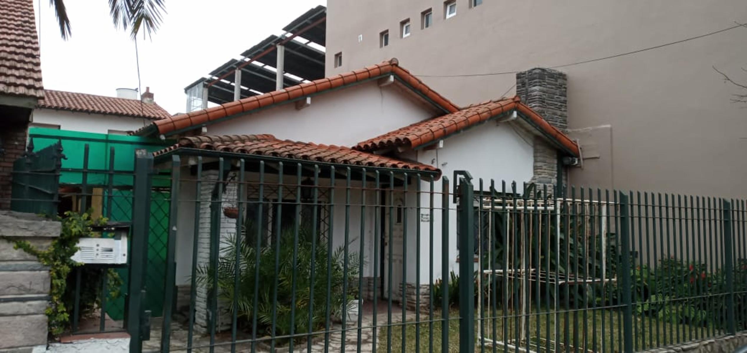 Venta de tres casas en Adrogué