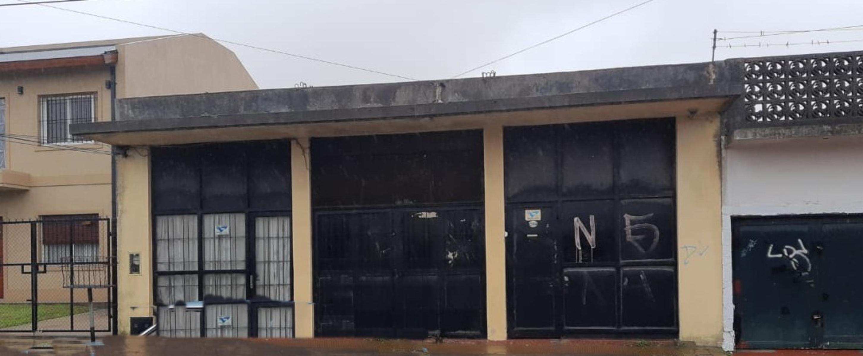Venta de galpón en Luis Guillón - 2
