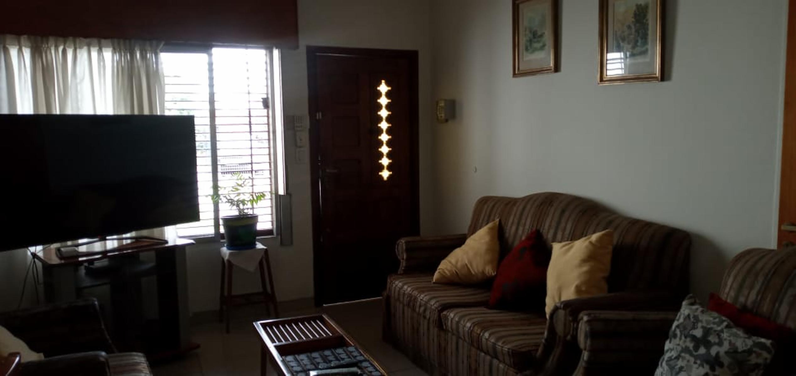 Venta de casa con departamento al fondo en José Mármol