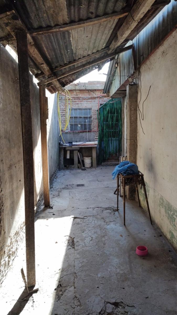 Venta de lote con edificación en Temperley — foto 11