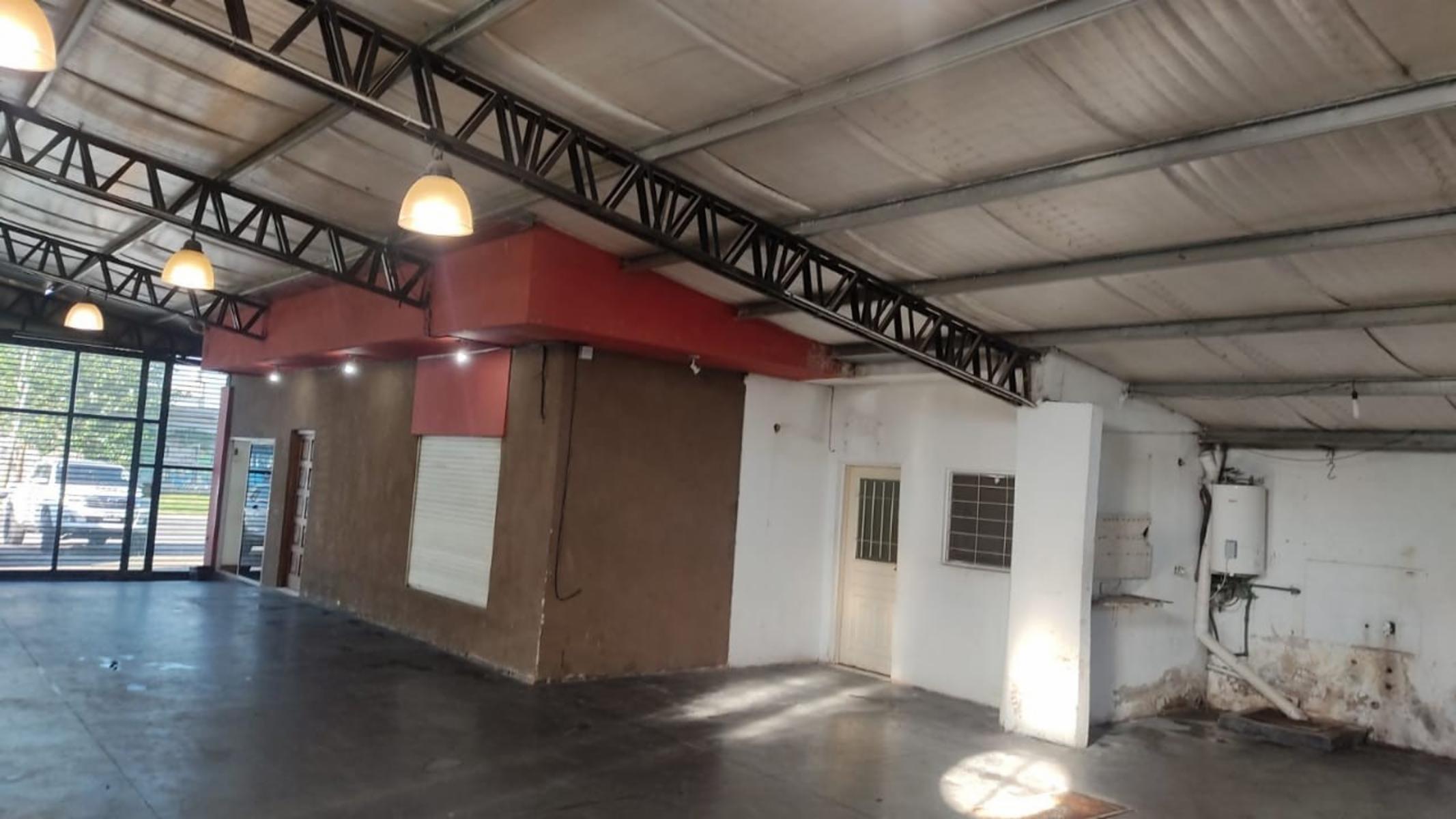 Alquiler de importante local con vivienda en Longchamps - 1