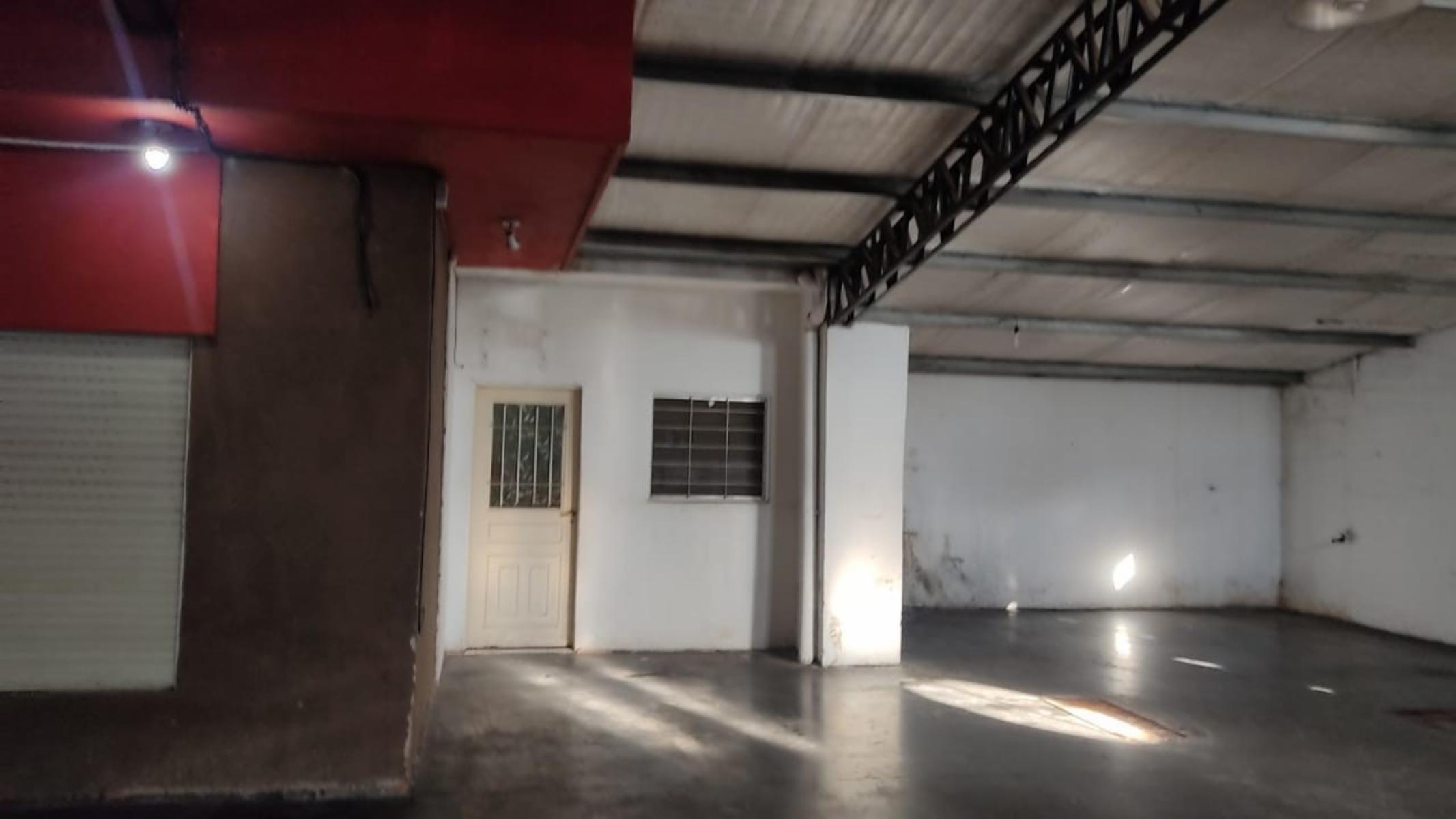 Alquiler de importante local con vivienda en Longchamps - 2