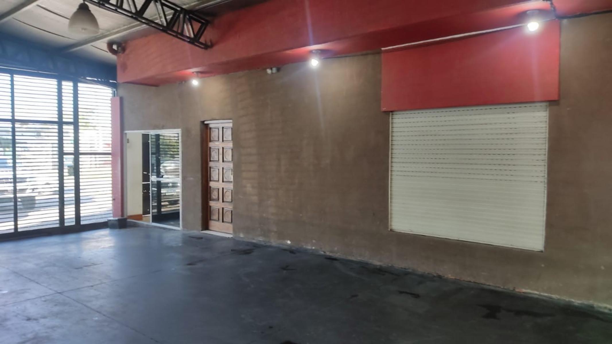 Alquiler de importante local con vivienda en Longchamps - 3