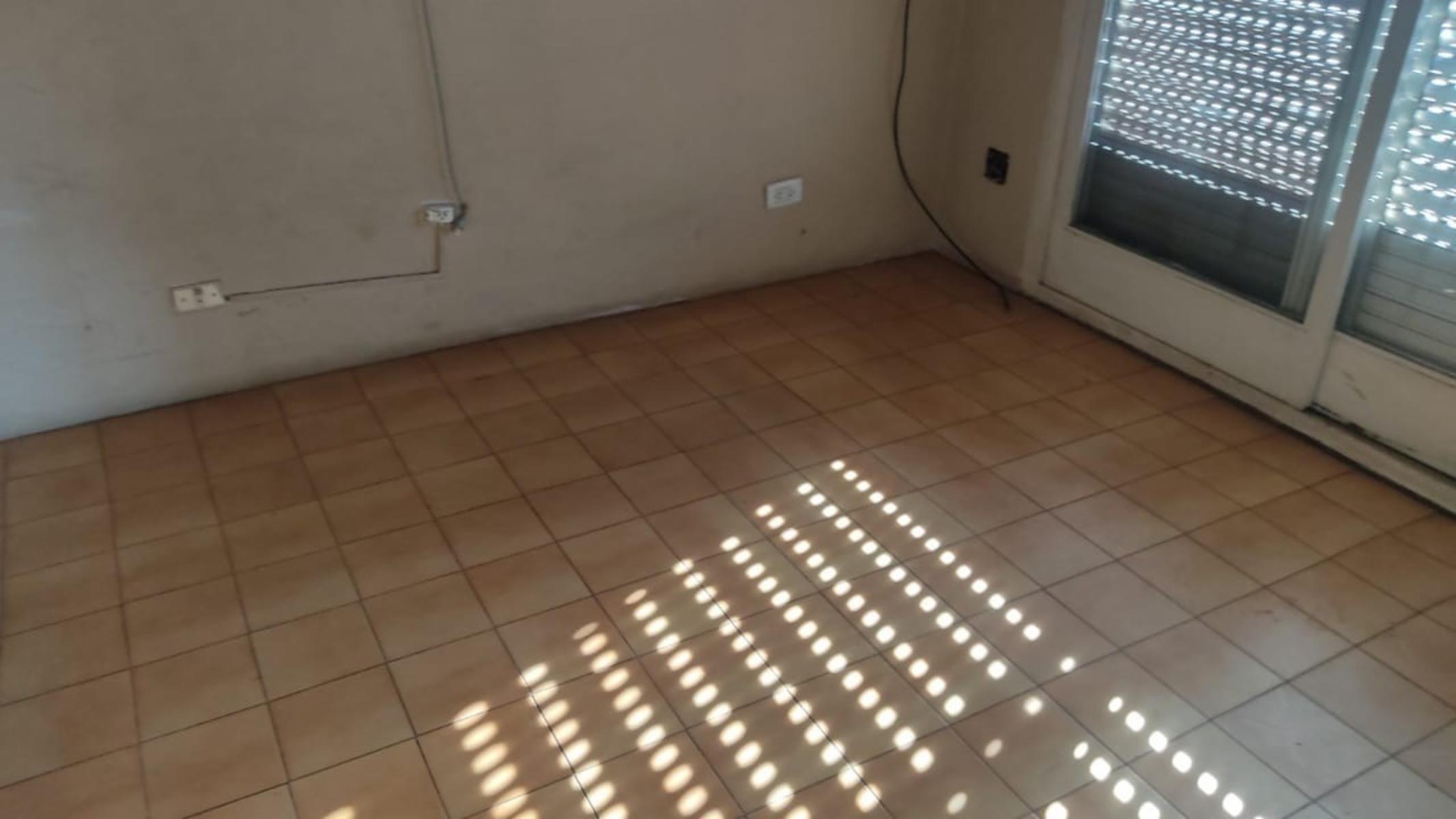 Alquiler de importante local con vivienda en Longchamps - 14