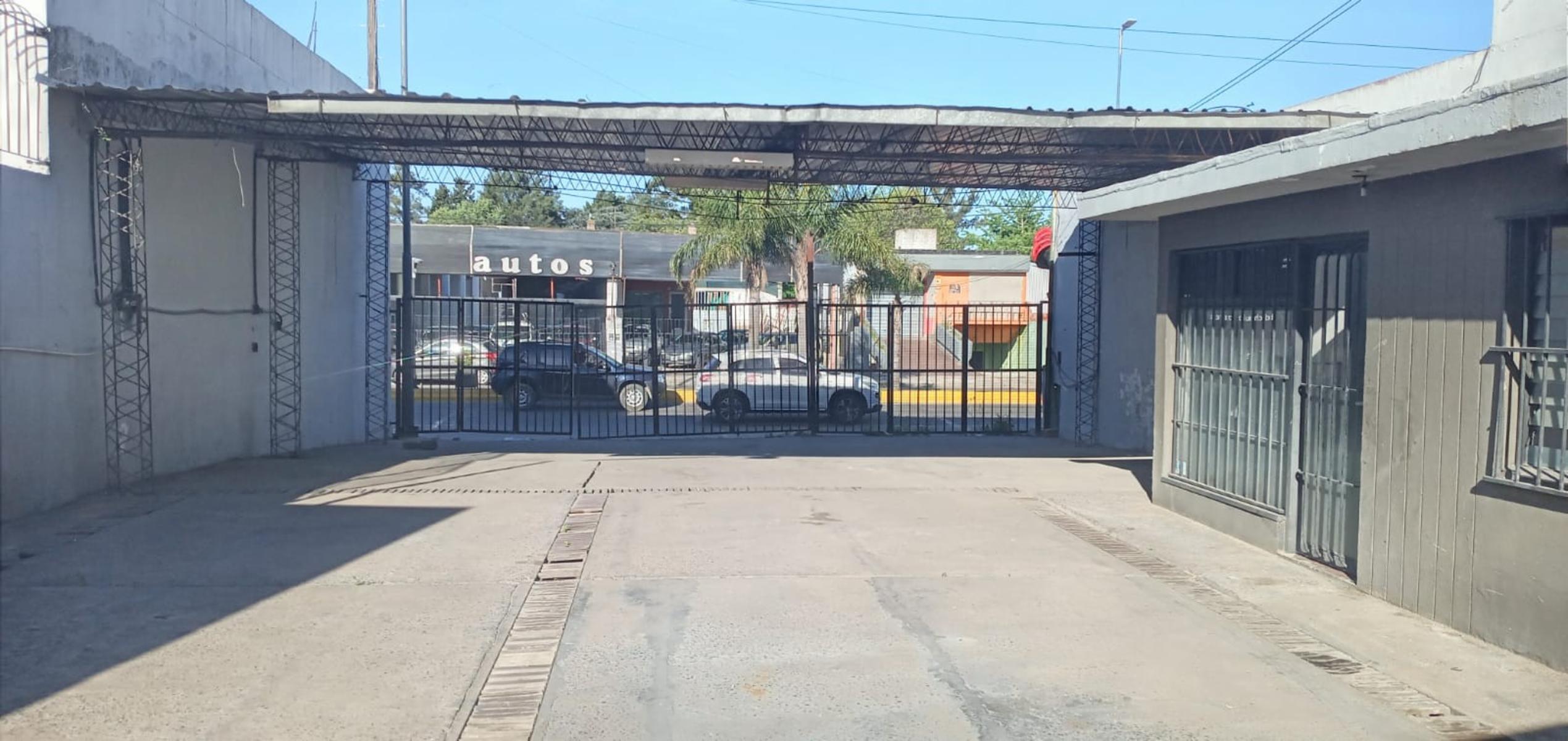 Alquiler de local con playón en sobre Avenida Hipólito Yrigoyen - 2