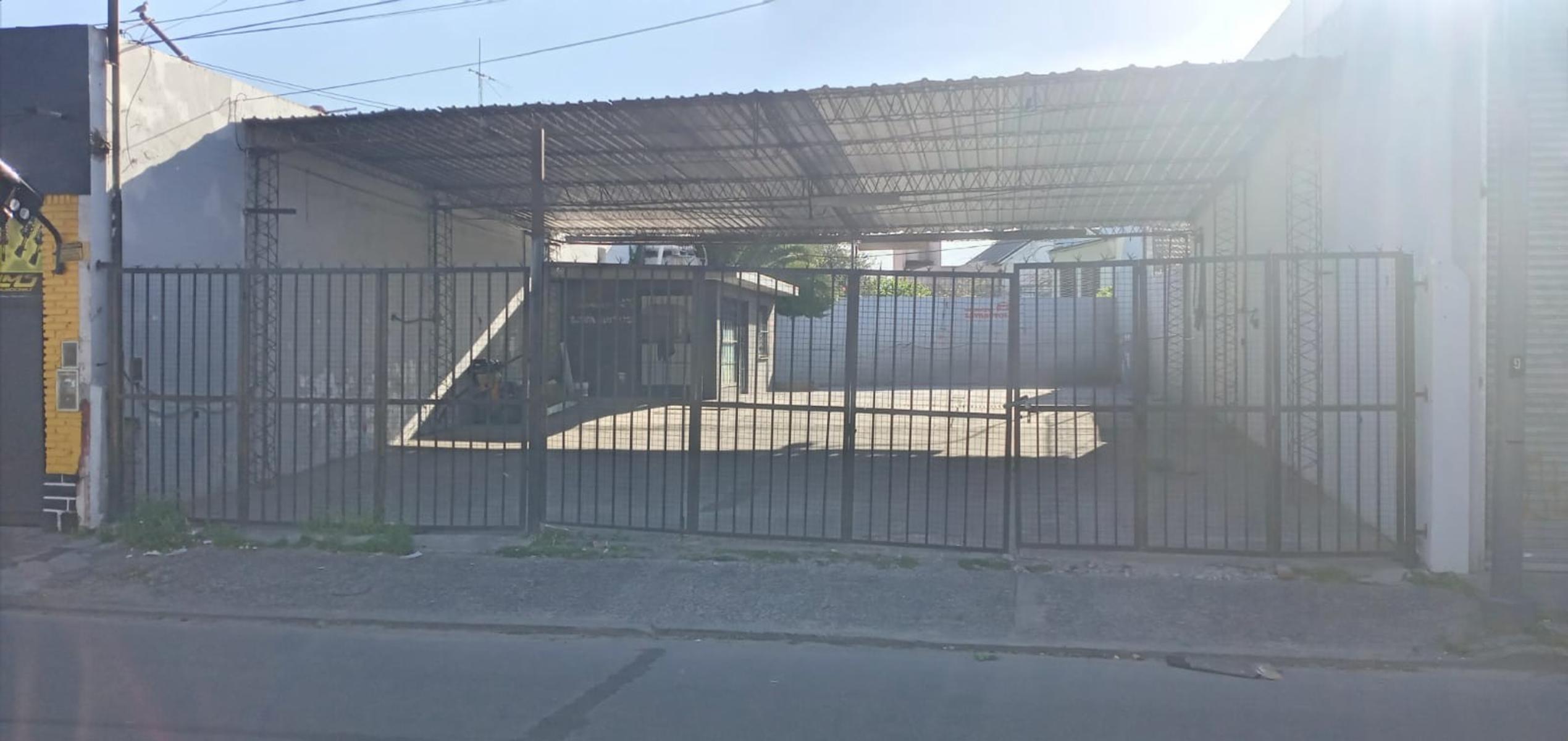 Alquiler de local con playón en sobre Avenida Hipólito Yrigoyen - 3