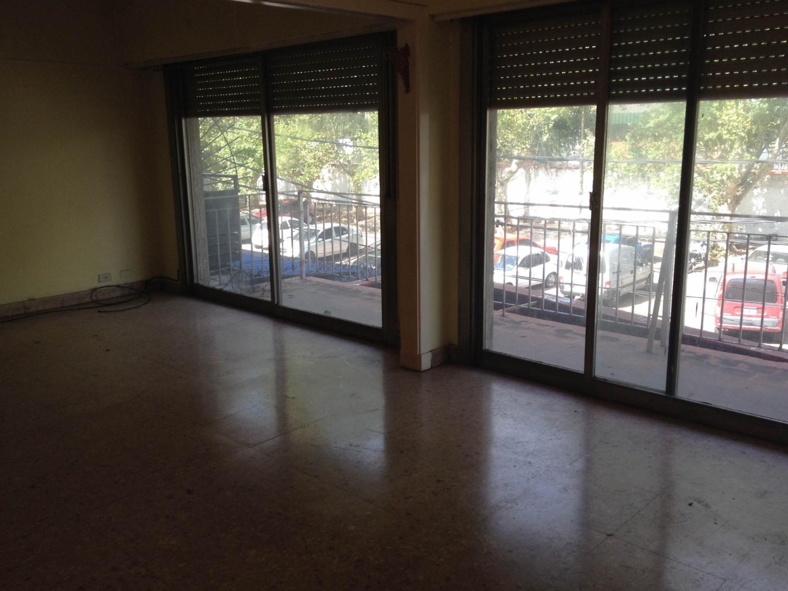 Alquiler de departamento con tres habitaciones y amplia terraza en Burzaco - 10