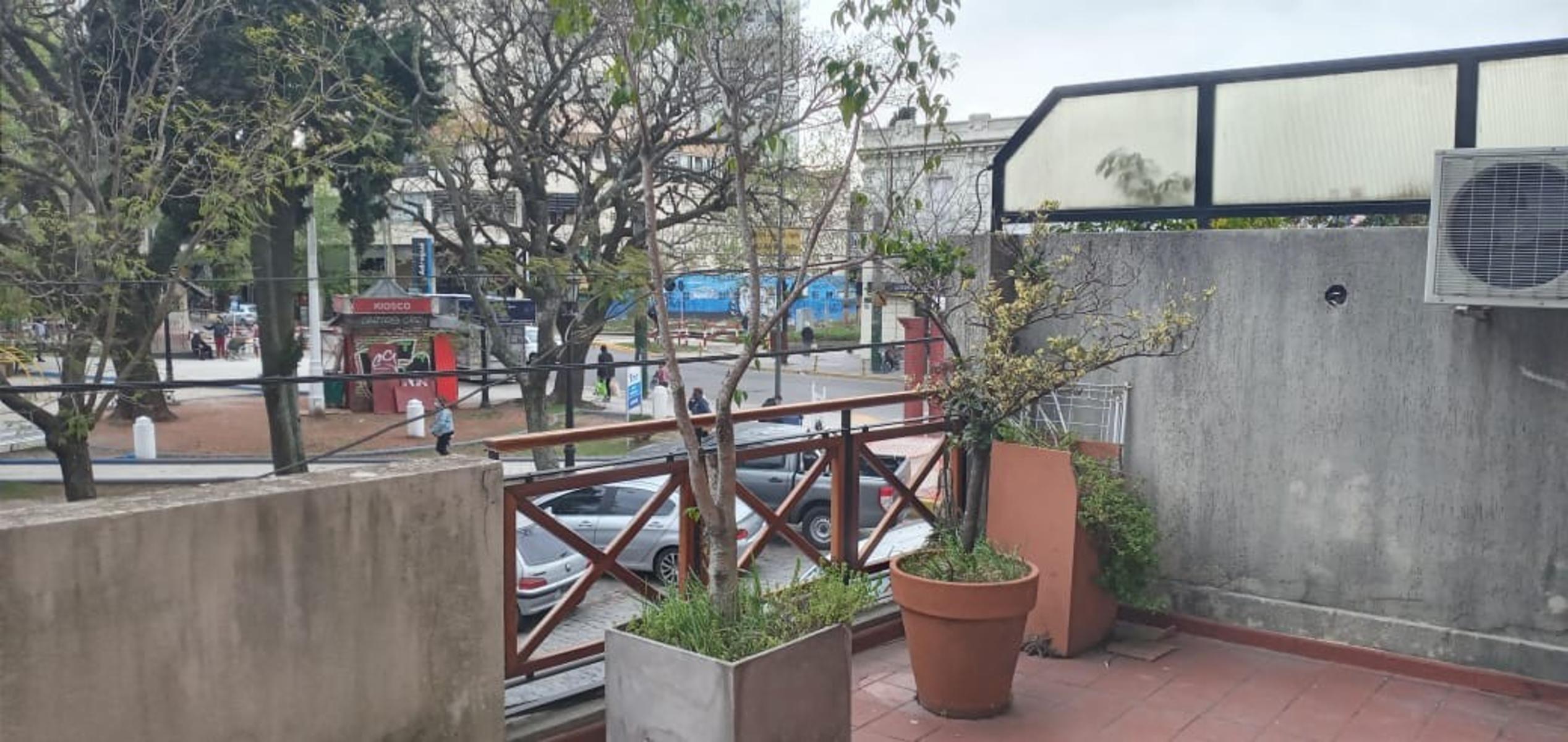 Alquiler de departamento de dos ambientes con cochera en Adrogué - 2