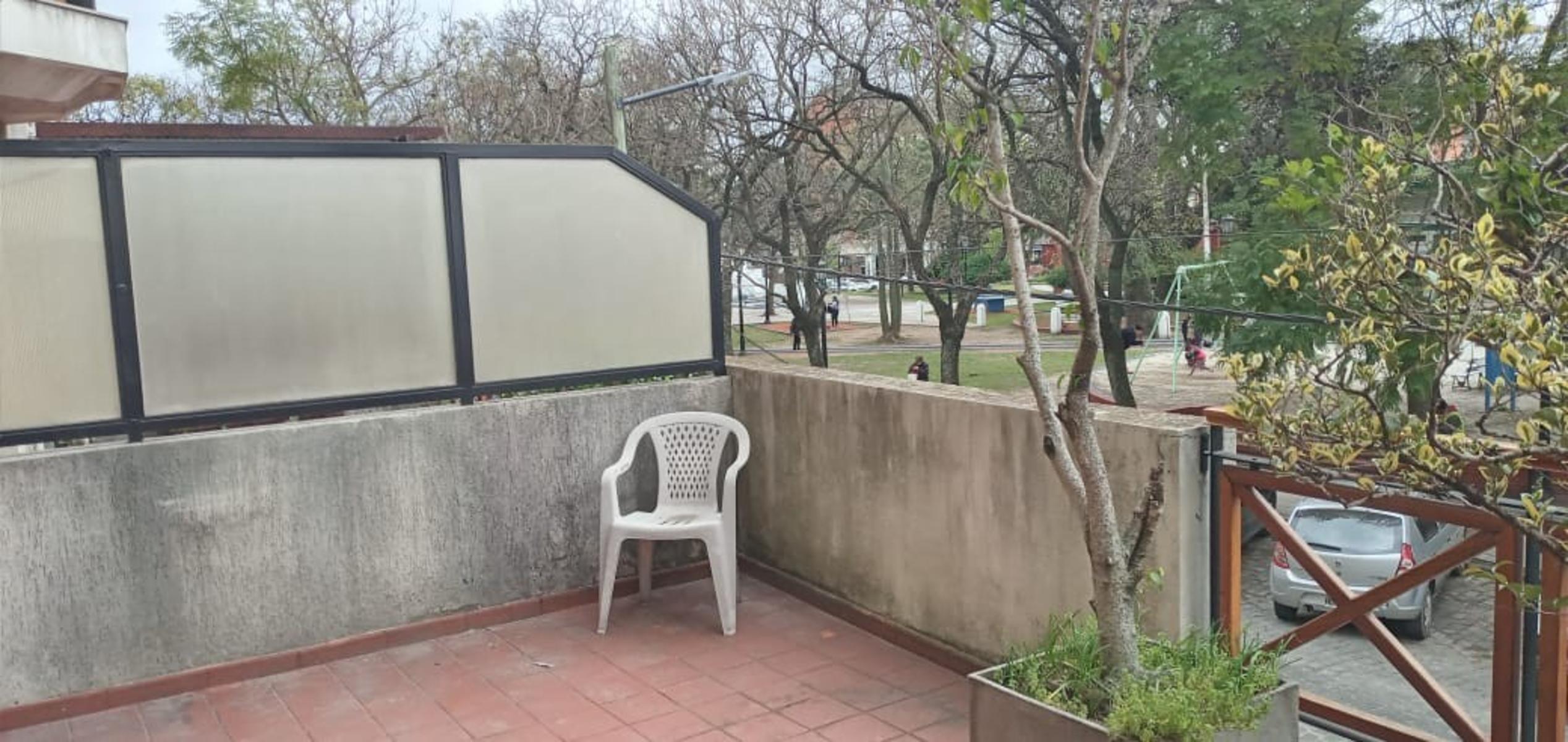 Alquiler de departamento de dos ambientes con cochera en Adrogué - 3