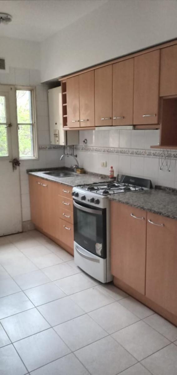 Alquiler de departamento de dos ambientes con cochera en Adrogué - 6
