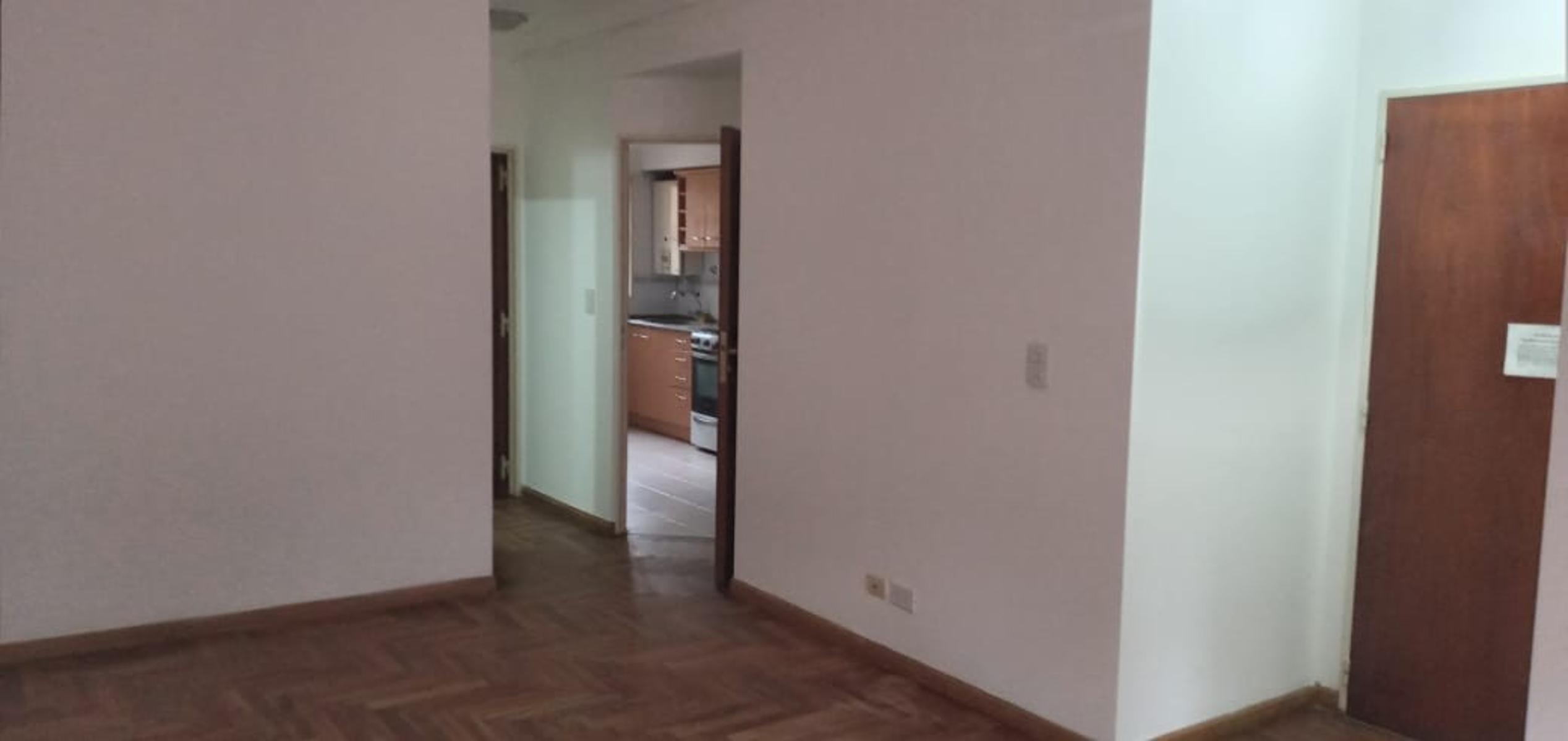 Alquiler de departamento de dos ambientes con cochera en Adrogué - 10