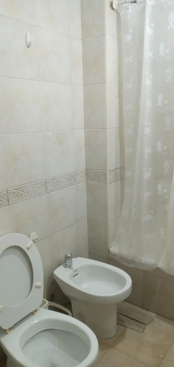 Alquiler de departamento de dos ambientes con cochera en Adrogué - 11