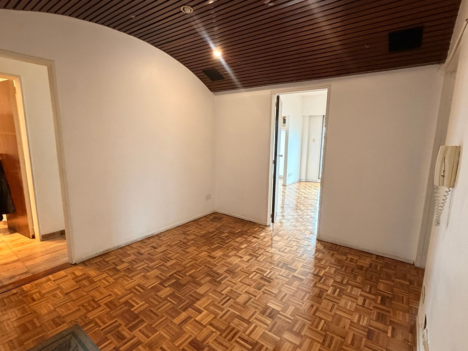 Departamento 4 ambientes súper luminoso con balcones en Tribunales - 2