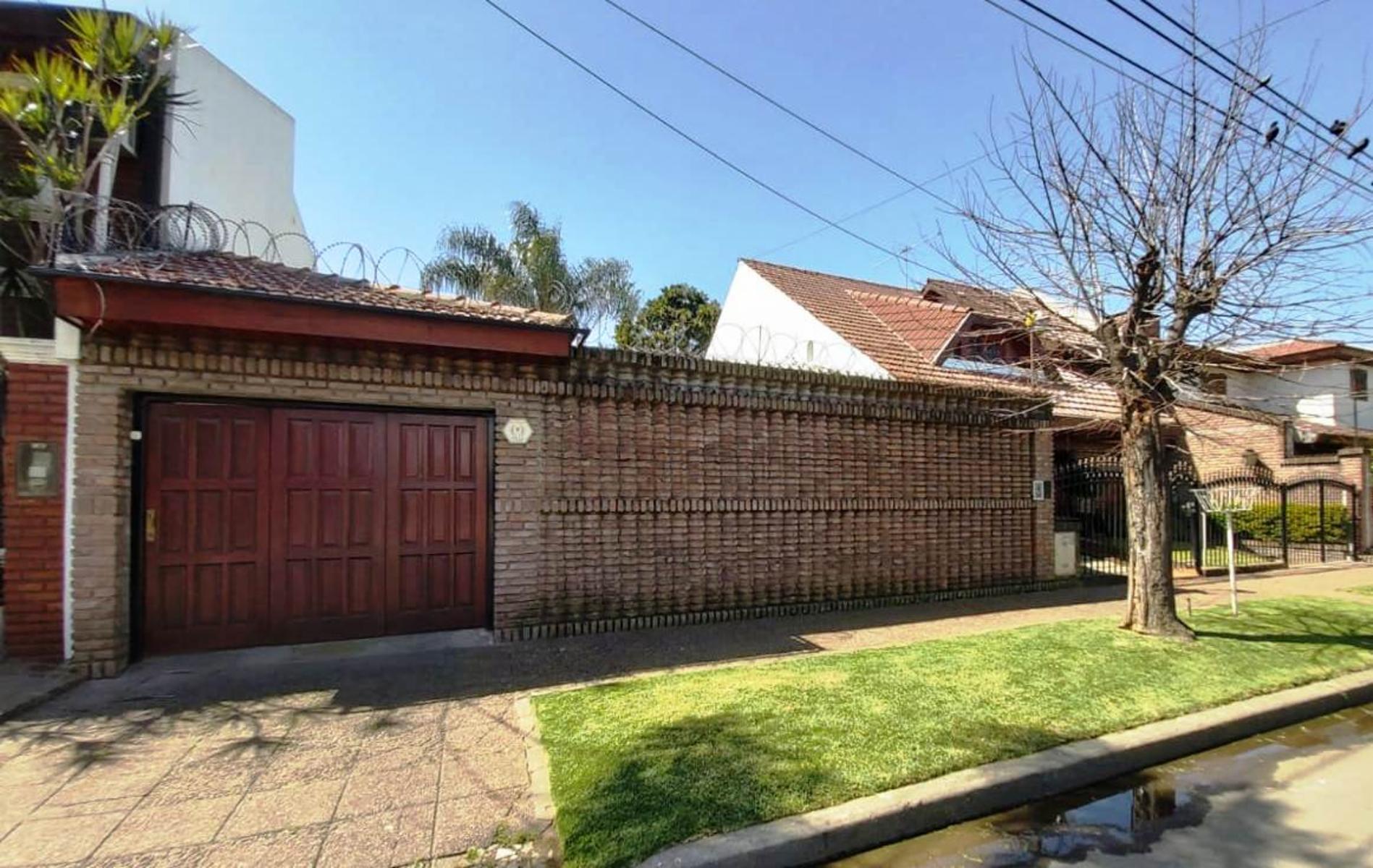 IMPORTANTE CHALET SOBRE 2 LOTES EN EL PALOMAR DE 4/5 AMBIENTES. — foto 2