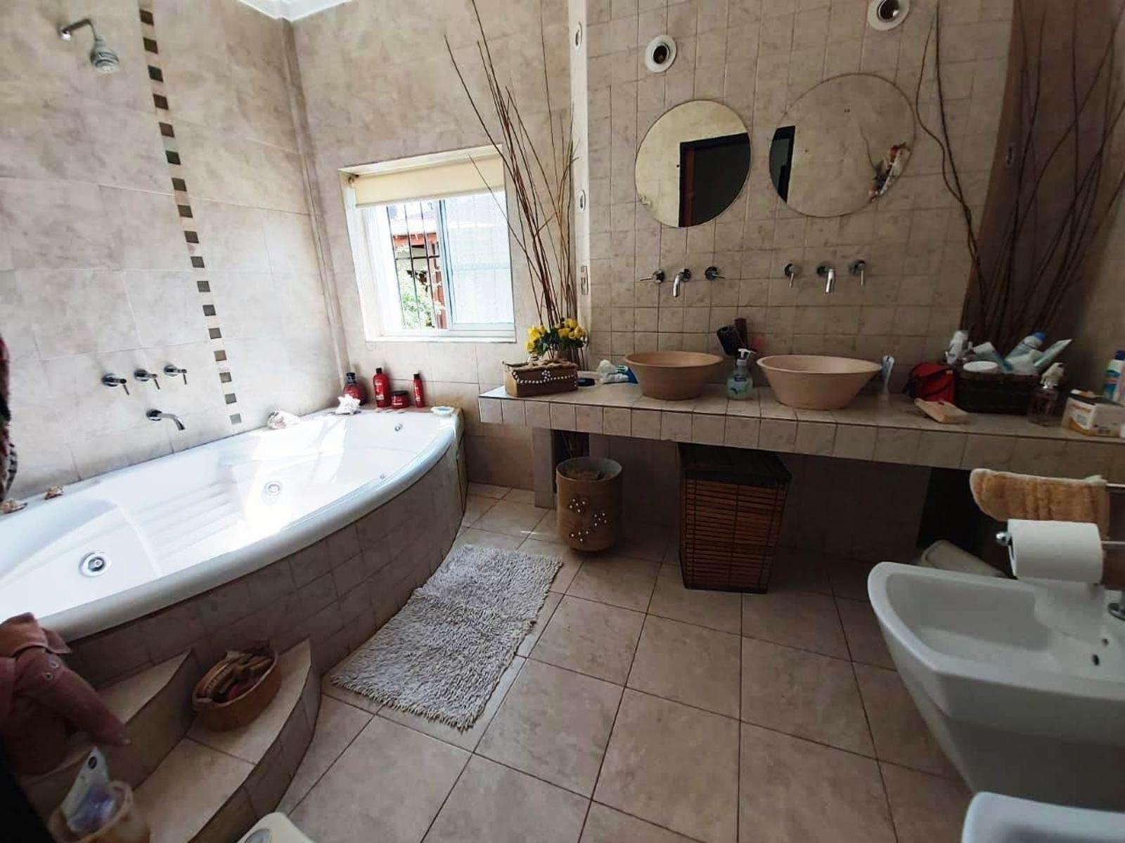 IMPORTANTE CHALET SOBRE 2 LOTES EN EL PALOMAR DE 4/5 AMBIENTES. — foto 12