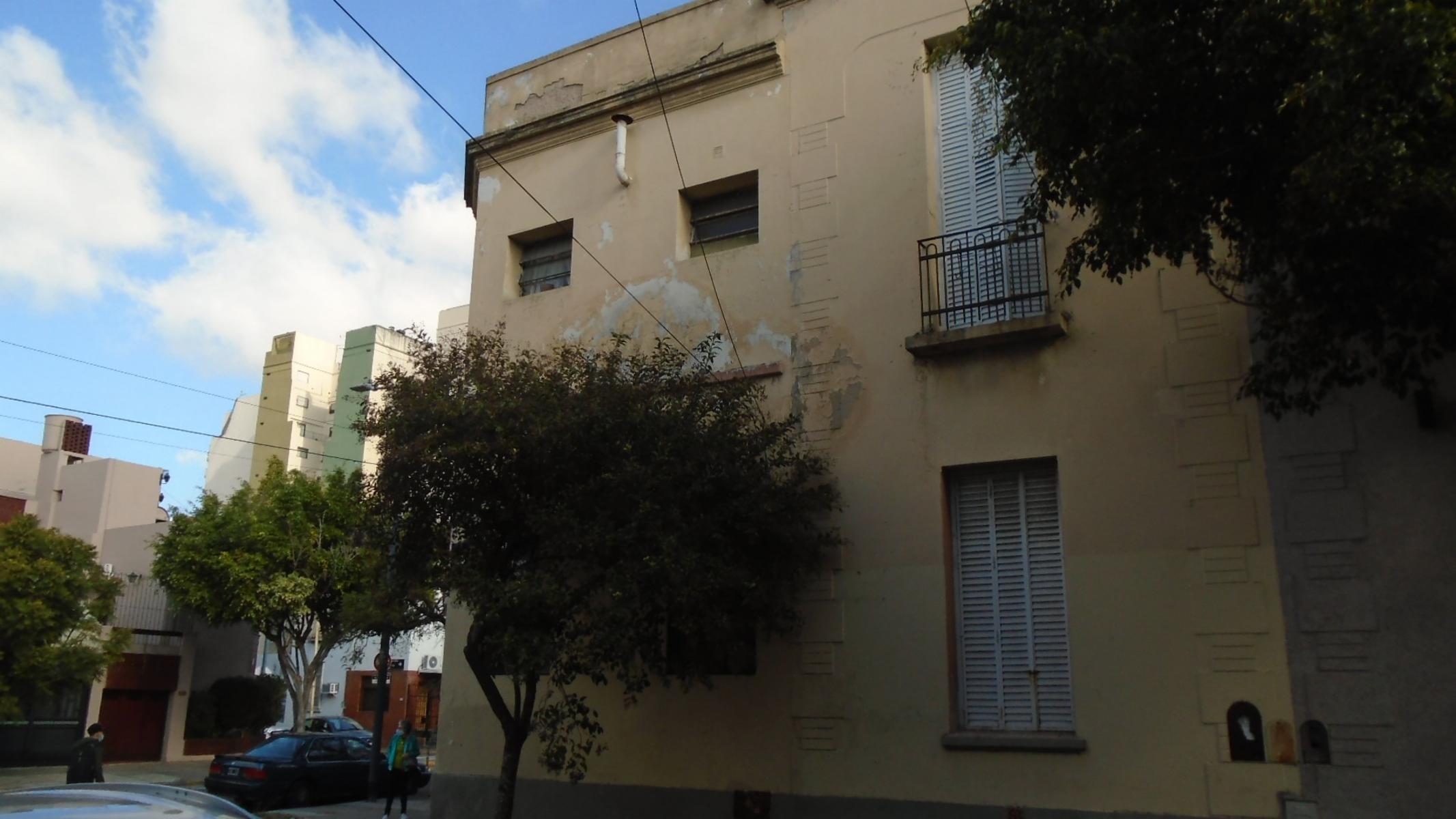 Casa 6amb en esquina en Pasajes de Parque Chacabuco Ideal 2 Flias A RECICLAR