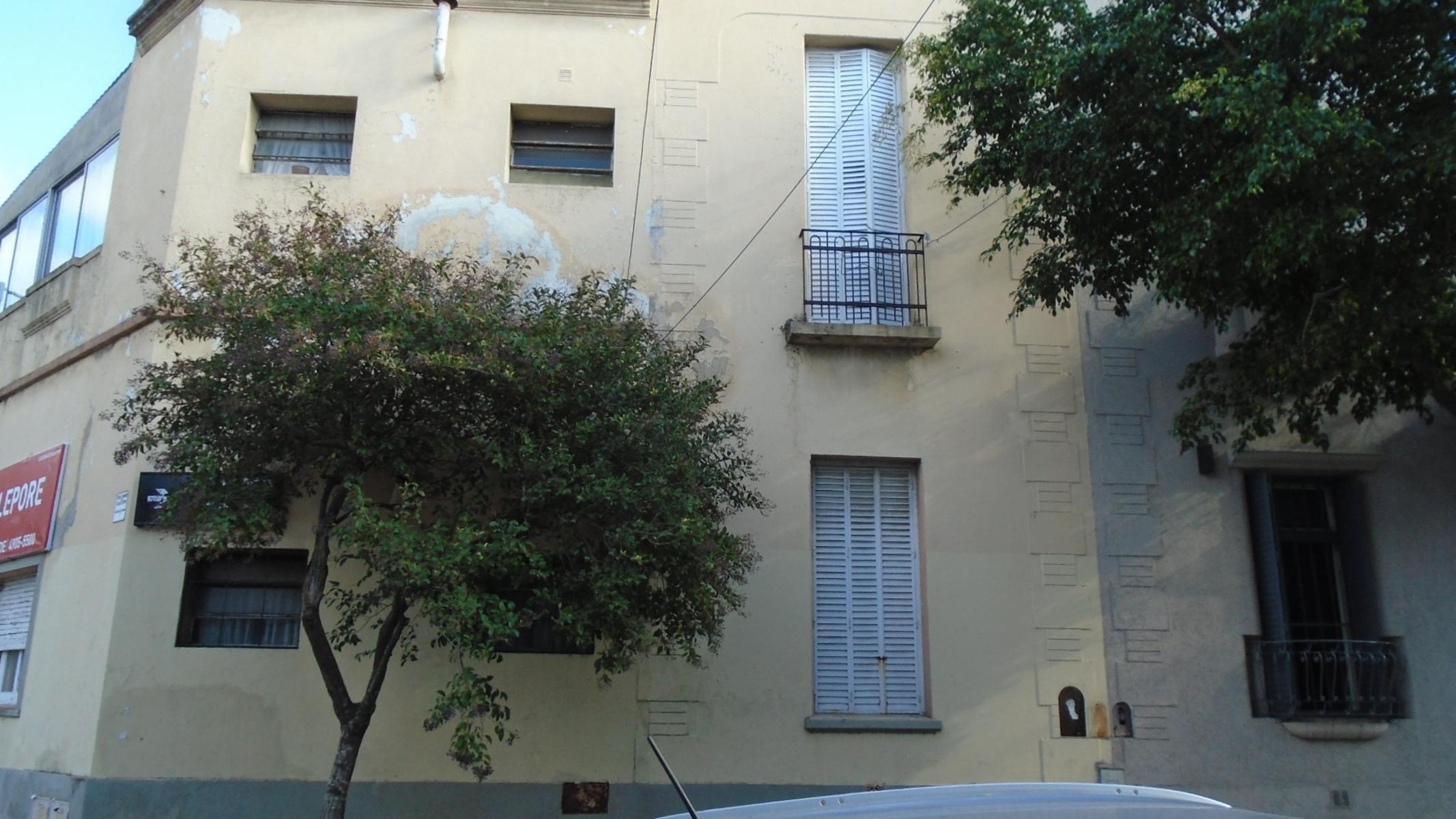 Casa 6amb en esquina en Pasajes de Parque Chacabuco Ideal 2 Flias A RECICLAR — foto 2