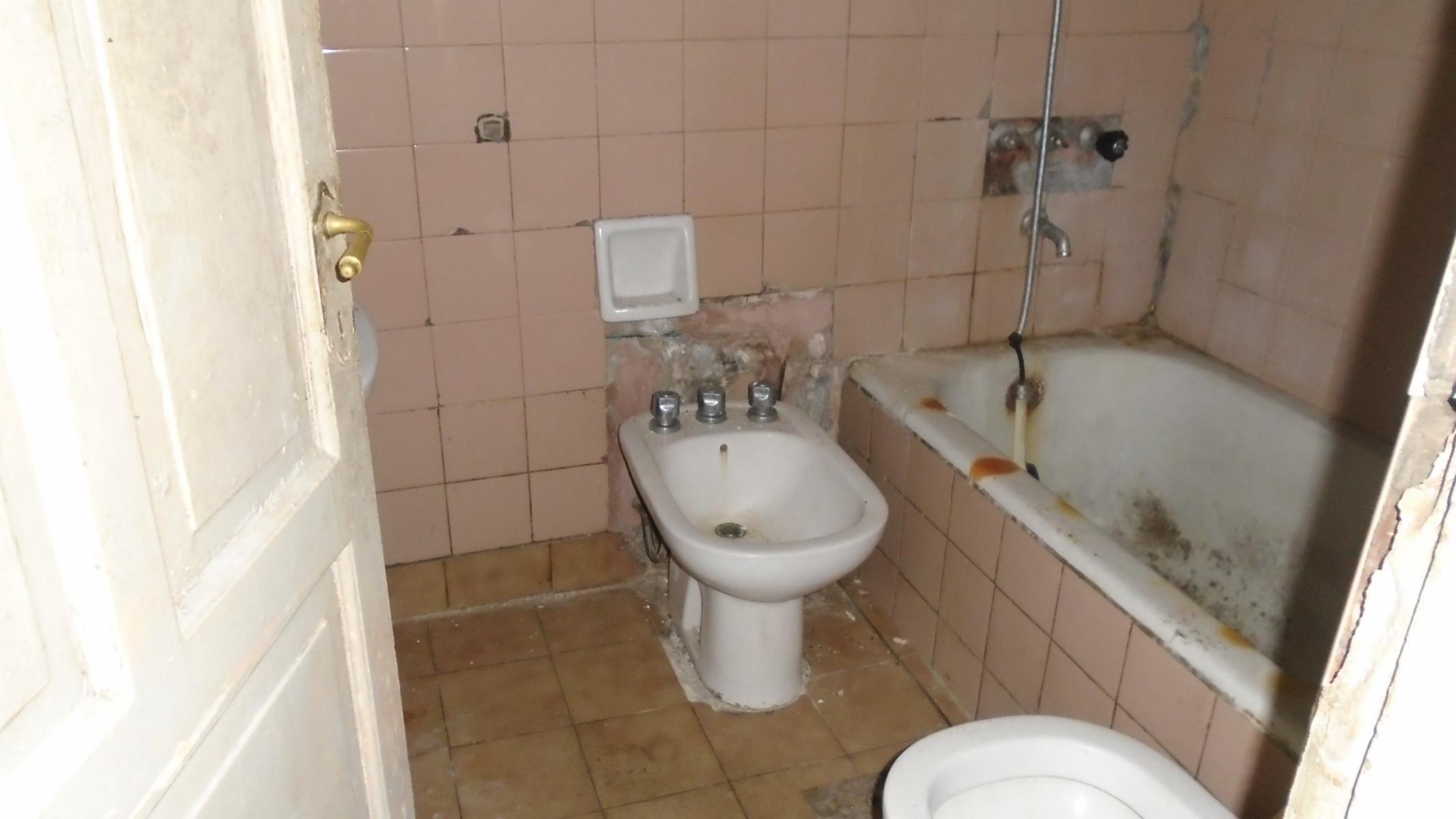 Casa 6amb en esquina en Pasajes de Parque Chacabuco Ideal 2 Flias A RECICLAR — foto 6