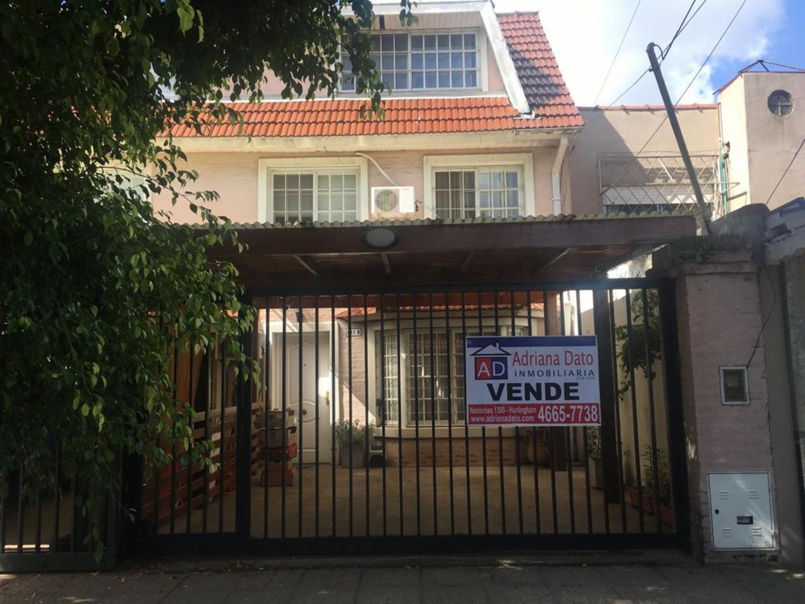 COMODÍSIMO TRÍPLEX .PIZZURNO E/HANDEL Y CTO.BERNARDI,PARQUE QUIRNO.deal para una familia joven, con amplio espacio para disfrutar. Muy buena ubicación.