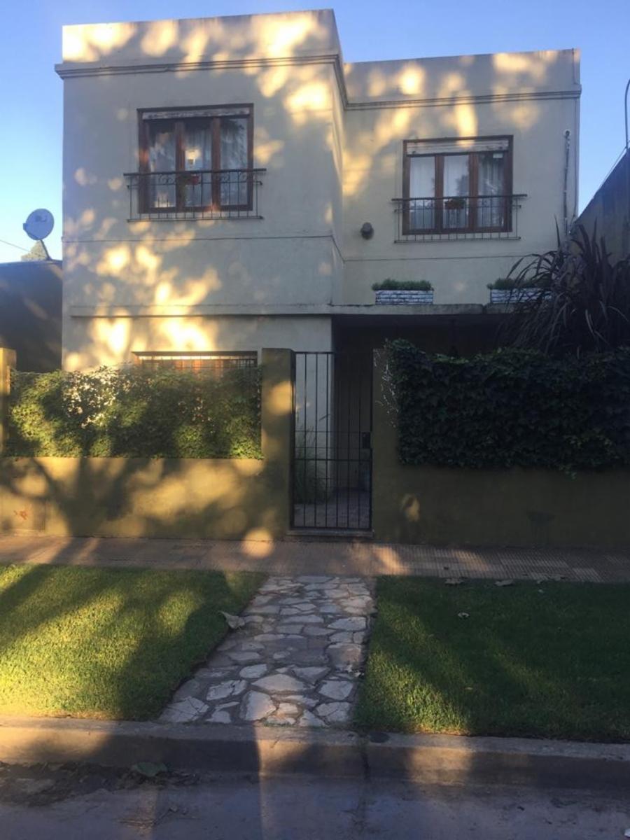 Amplia casa en dos plantas.Con piscina y fondo.Bolívar casi Argerich.Hurlingham.ACEPTA MENOR VALOR