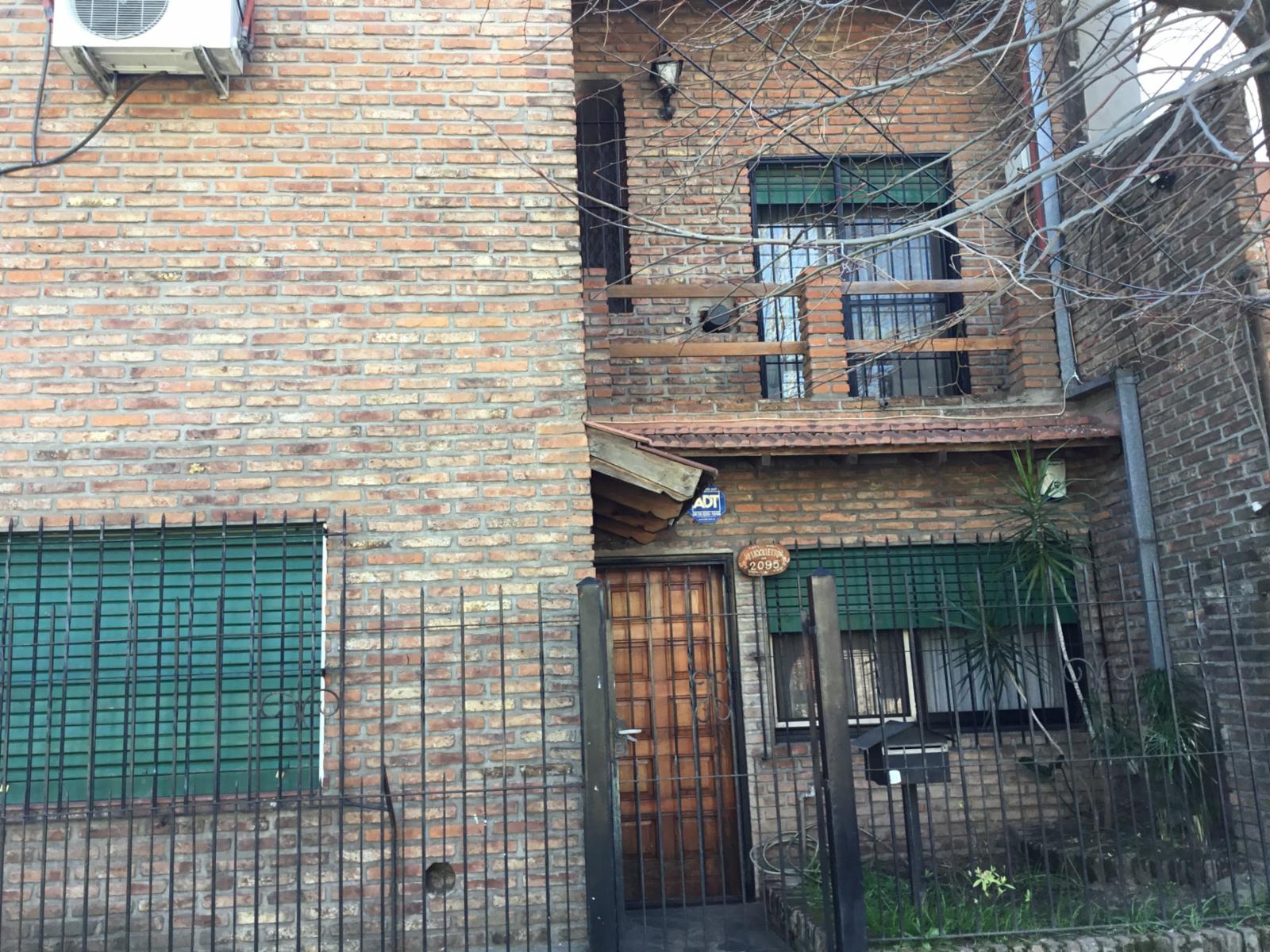 Cómodo PH en dos plantas, con dos entradas: por Finochietto y por Schumann. Parque Johnston. Ideal primera vivienda familia con niños. Excelente ubicación.