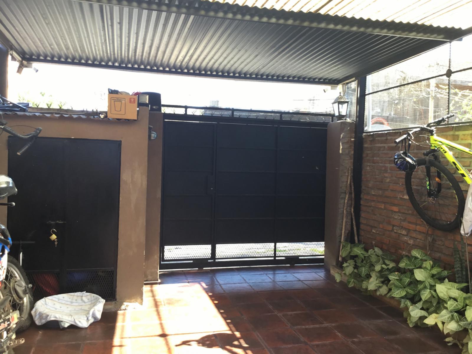 Cómodo PH en dos plantas, con dos entradas: por Finochietto y por Schumann. Parque Johnston. Ideal primera vivienda familia con niños. Excelente ubicación. — foto 2