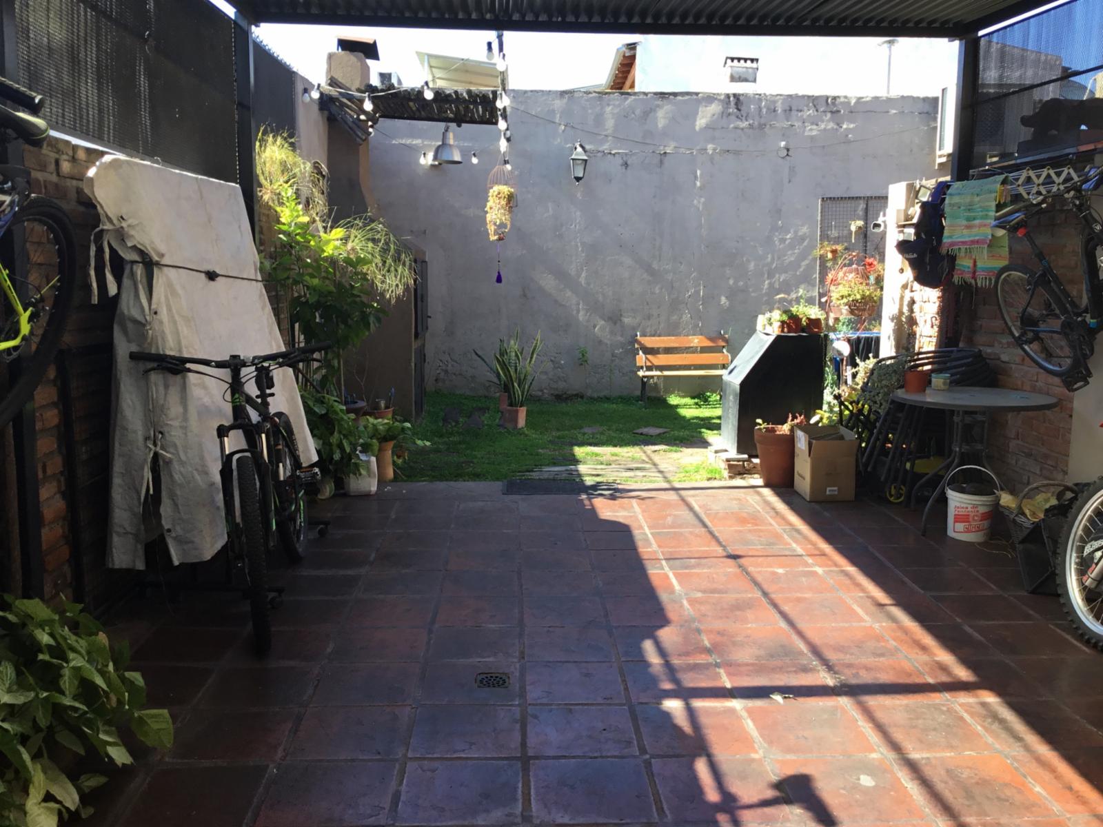 Cómodo PH en dos plantas, con dos entradas: por Finochietto y por Schumann. Parque Johnston. Ideal primera vivienda familia con niños. Excelente ubicación. — foto 3
