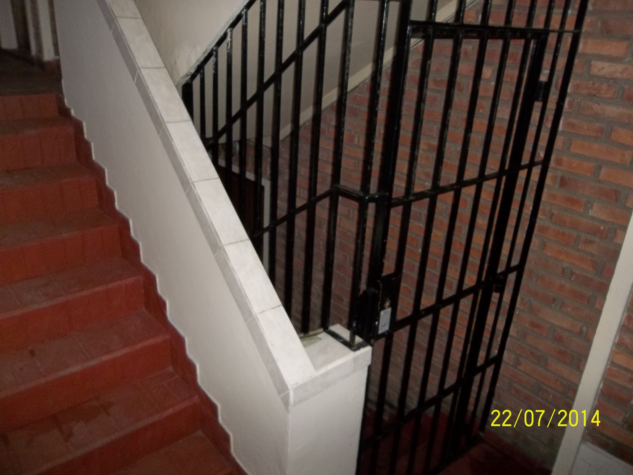 Excelente oportunidad gran depto 2 ambientes en 1º piso, edif chico, agua de red, gas reg echa, lavad cub, muebles CONSULTE!