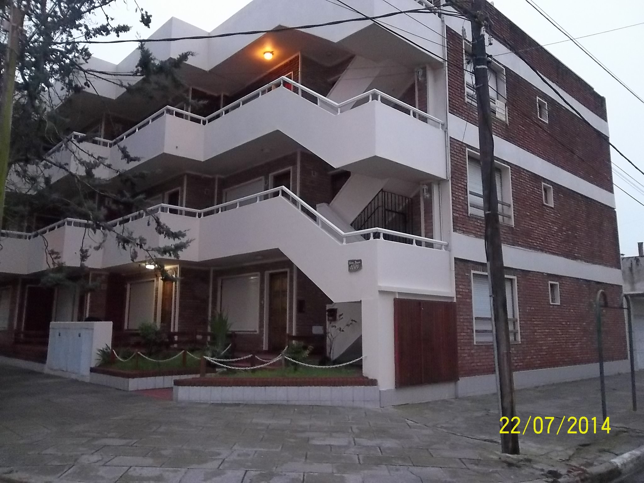 Excelente oportunidad gran depto 2 ambientes en 1º piso, edif chico, agua de red, gas reg echa, lavad cub, muebles CONSULTE! — foto 2