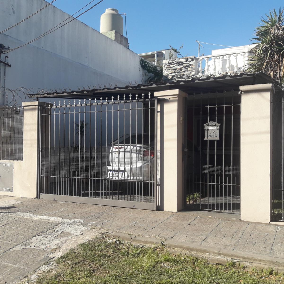 EXCELENTE PROPIEDAD DE 4 AMBIENTES, OPORTUNIDAD