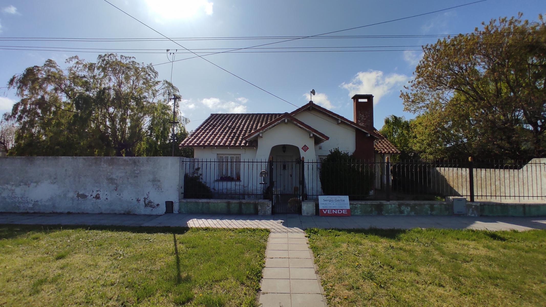 VENDO CASA CON TERRENO Y GALPON EN QUEQUEN