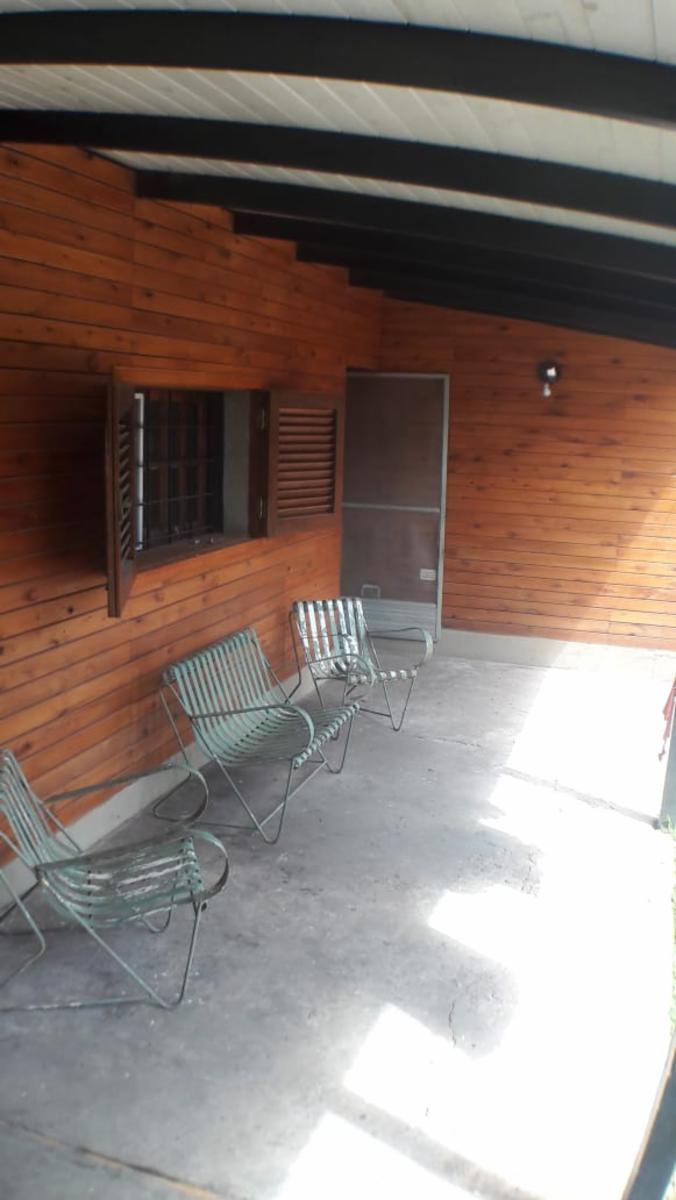 CASA EN VENTA céntrico a dos cuadras de Semana de Mayo.