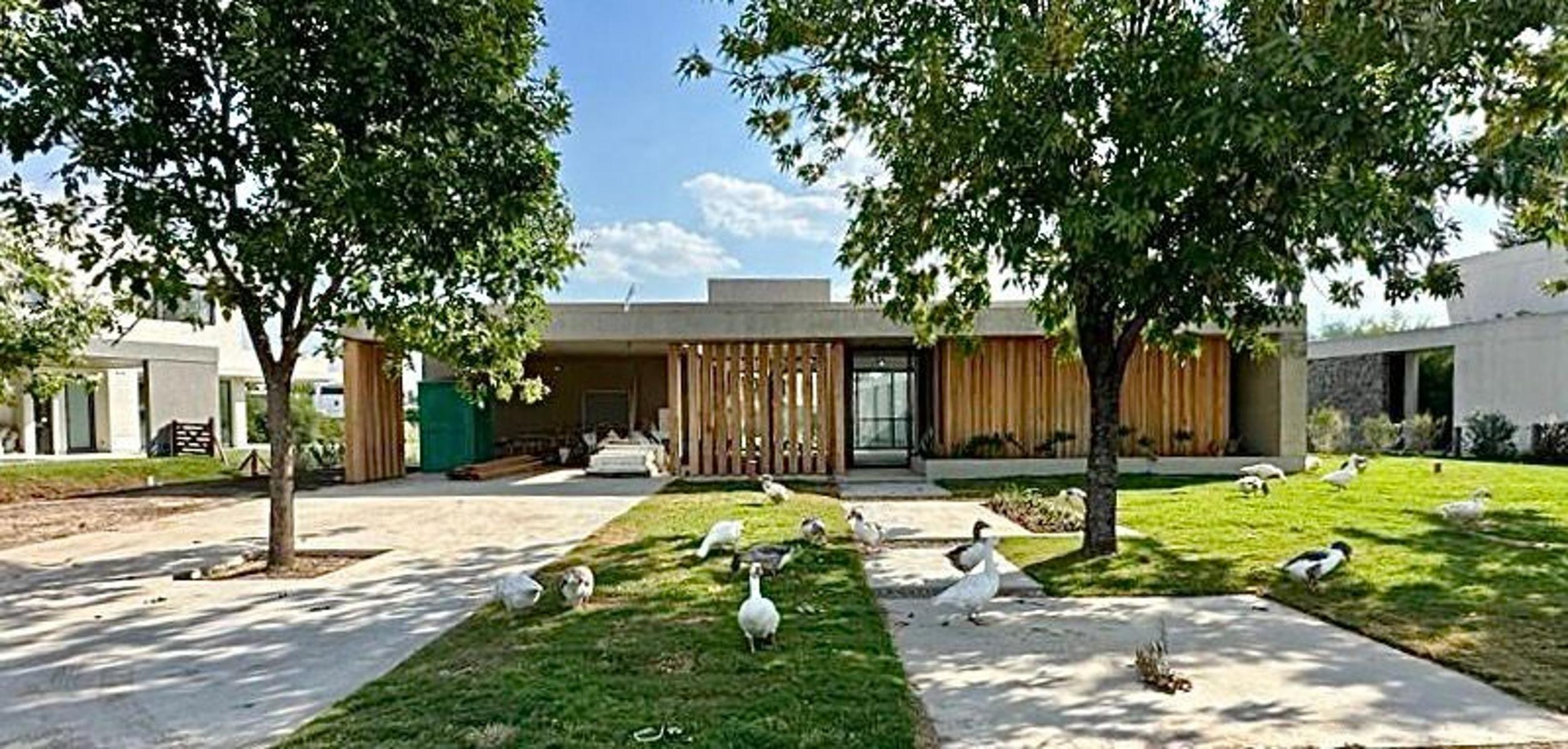 EXCELENTE CASA MINIMALISTA DE HORMIGON EN VENTA A ESTRENAR EN TERRAVISTA — foto 4