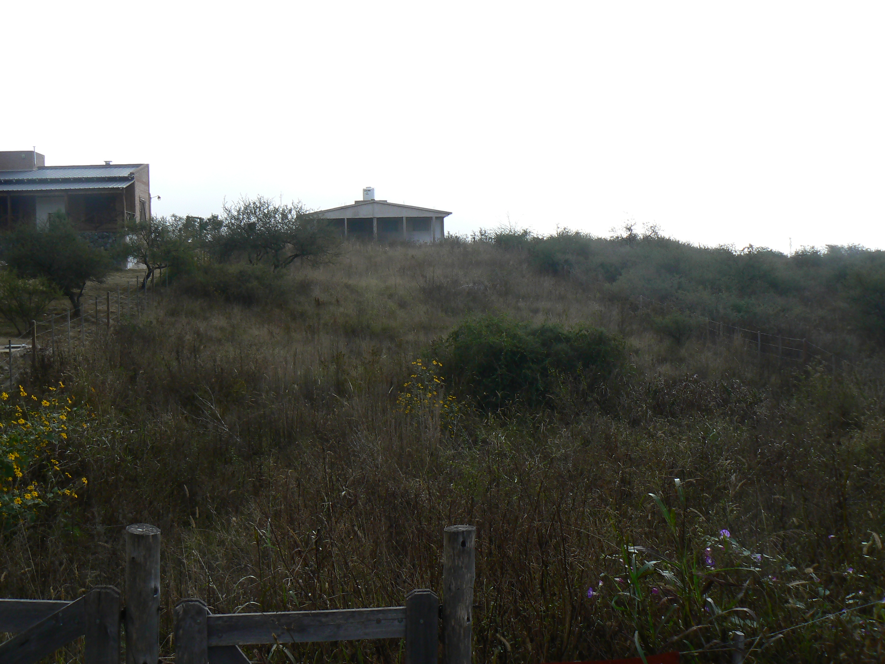 VENDO TERRENO CON DOS CABAÑAS A TERMINAR
