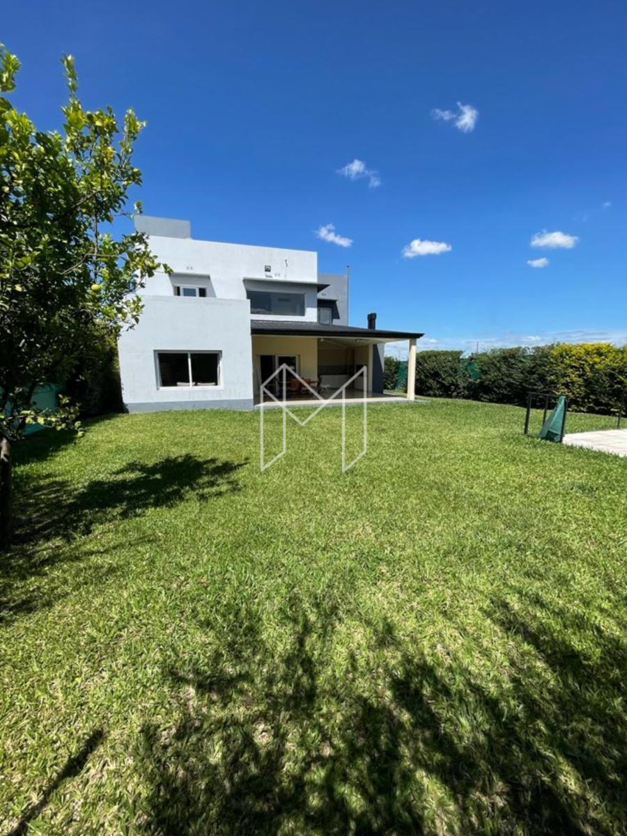 EN VENTA CASA DE 4 DORMITORIOS EN BARRIO CERRADO PLAZA PERU