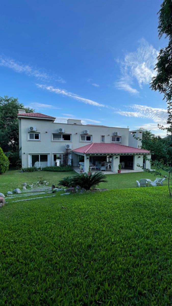 EN VENTA CASA DE 4 DORMITORIOS EN COUNTRY LAS YUNGAS