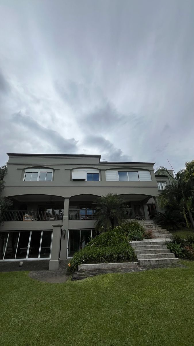 Venta importante casa de categoría en lote central en Country Las Yungas